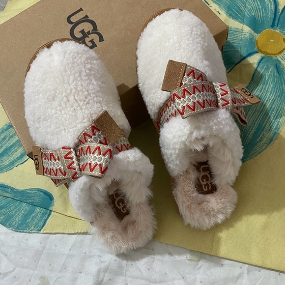 UGG Bow-Tie Furry Closed-Toe Mules - Picture 4 of 10